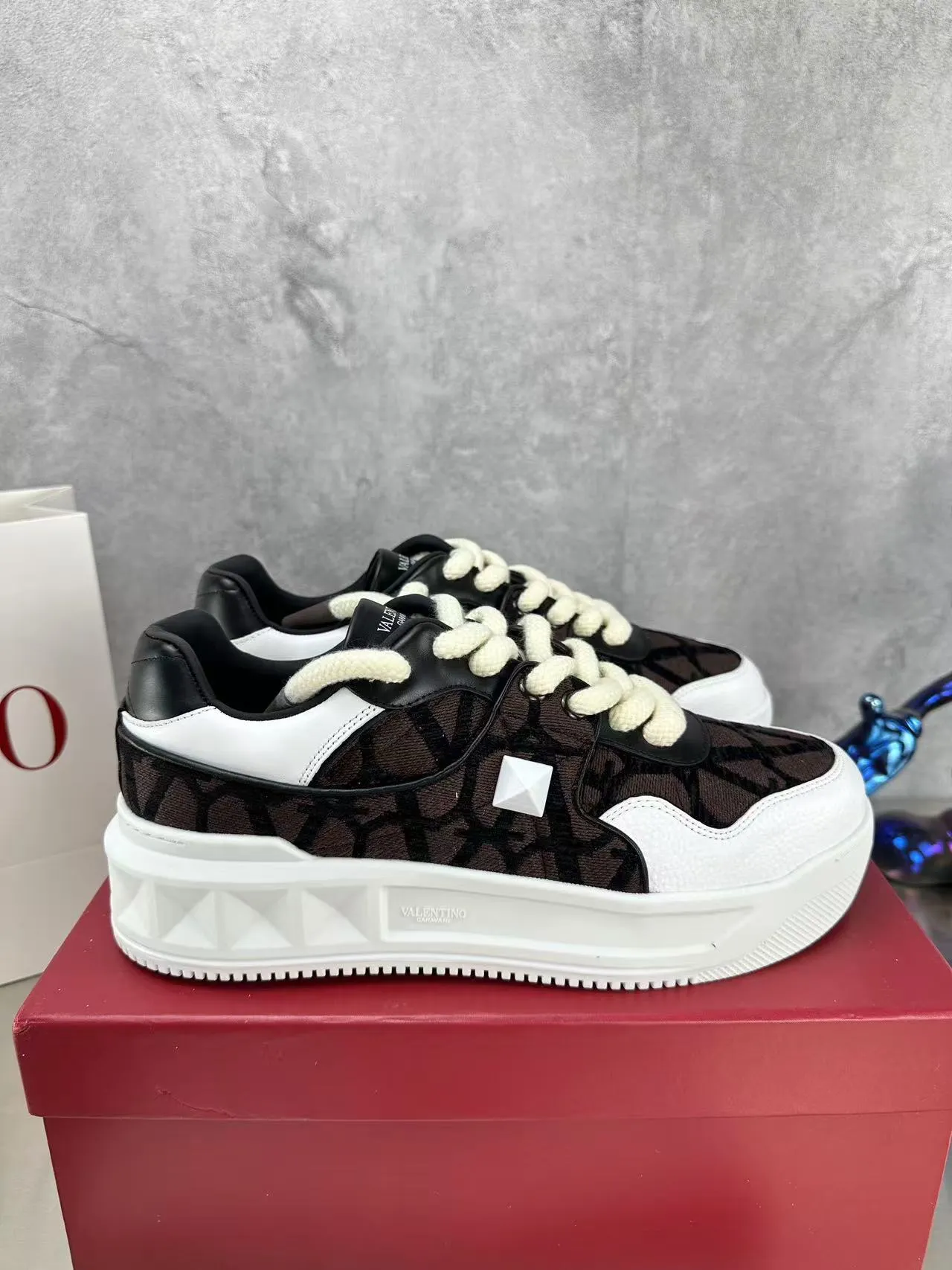 👟👟Ex-factory price 640👟👟 🔺Valentino🔺Valentino new casual shoes 2023 latest model hot style for catwalk couples, thick shoelaces, the same style as Elsa Hosk, Zhang Yixing, Guan Xiaotong and many other stars 🔥 Top version + lasting process, full oil edge on the upper. Fabric: Customized cowhide + cowhide lining with breathable mesh. Outsole: original molded TPU thickened outsole. Size for women is 35-40. Men’s size is 39-45.